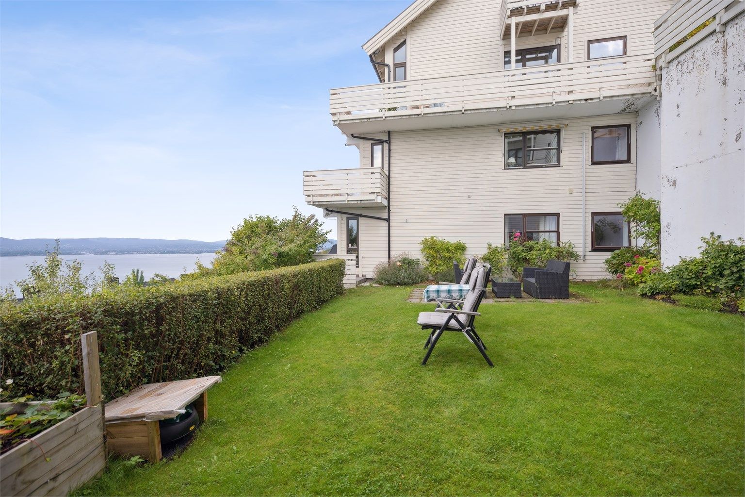 Hyggelig og frodig fellesareal med adkomst fra terrassen.