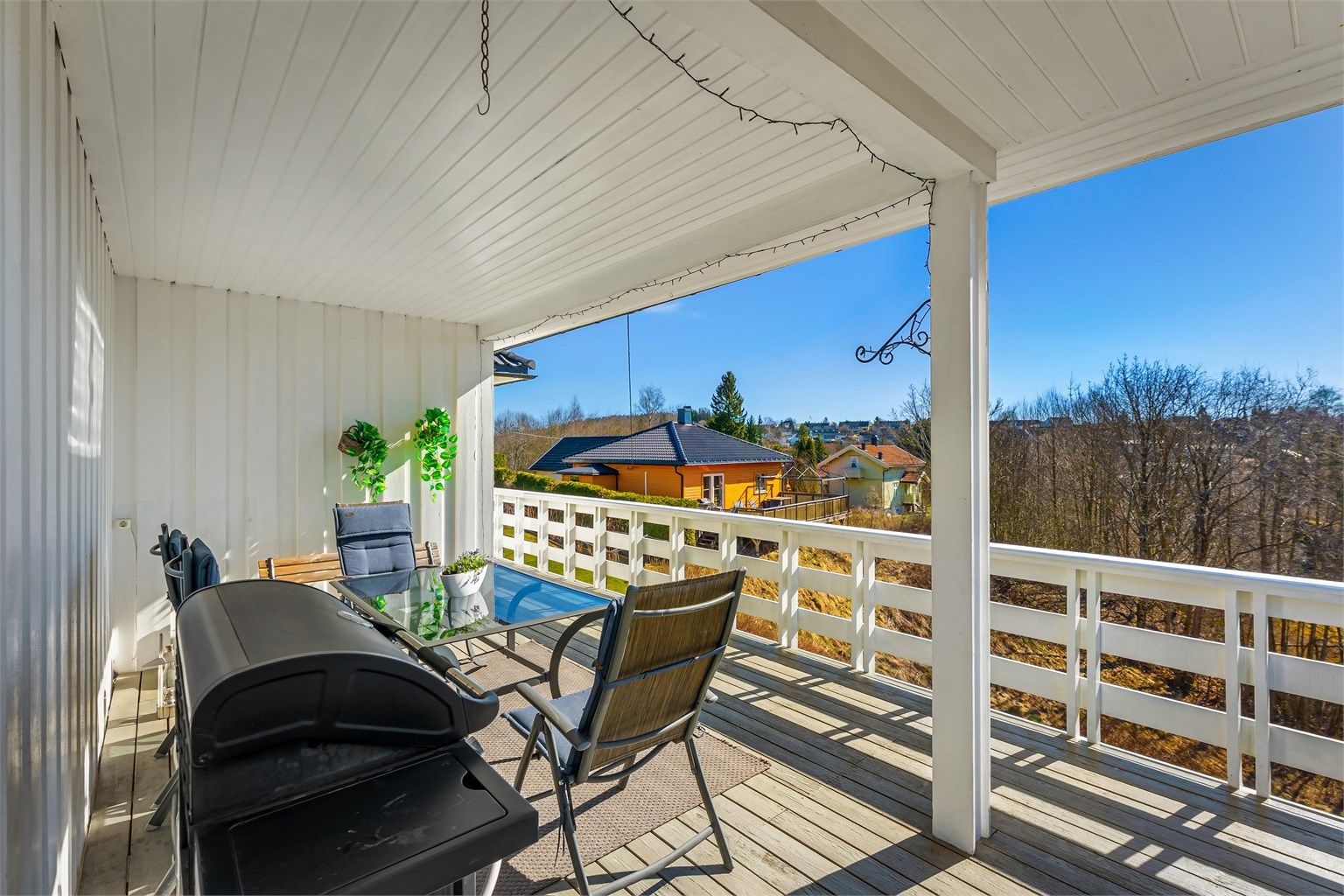 Terrassen ved stuen er delvis overbygget