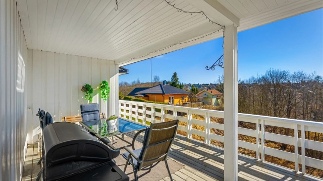 Terrassen ved stuen er delvis overbygget