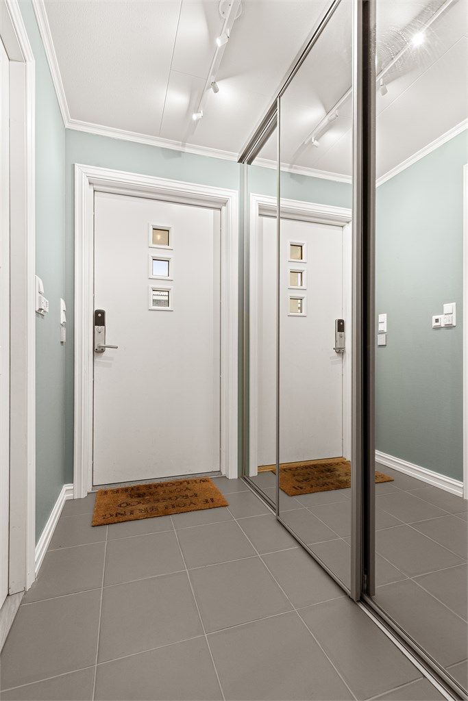 Velkommen inn. Flislagt entré med gulvvarme og praktisk integrert skyvedørsgarderobe