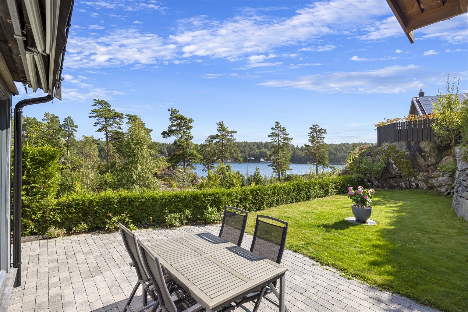 Idyllisk og opparbeidet hage med gode solforhold.