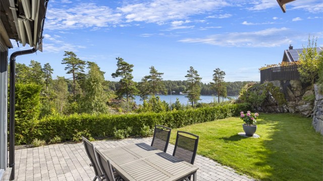 Idyllisk og opparbeidet hage med gode solforhold.