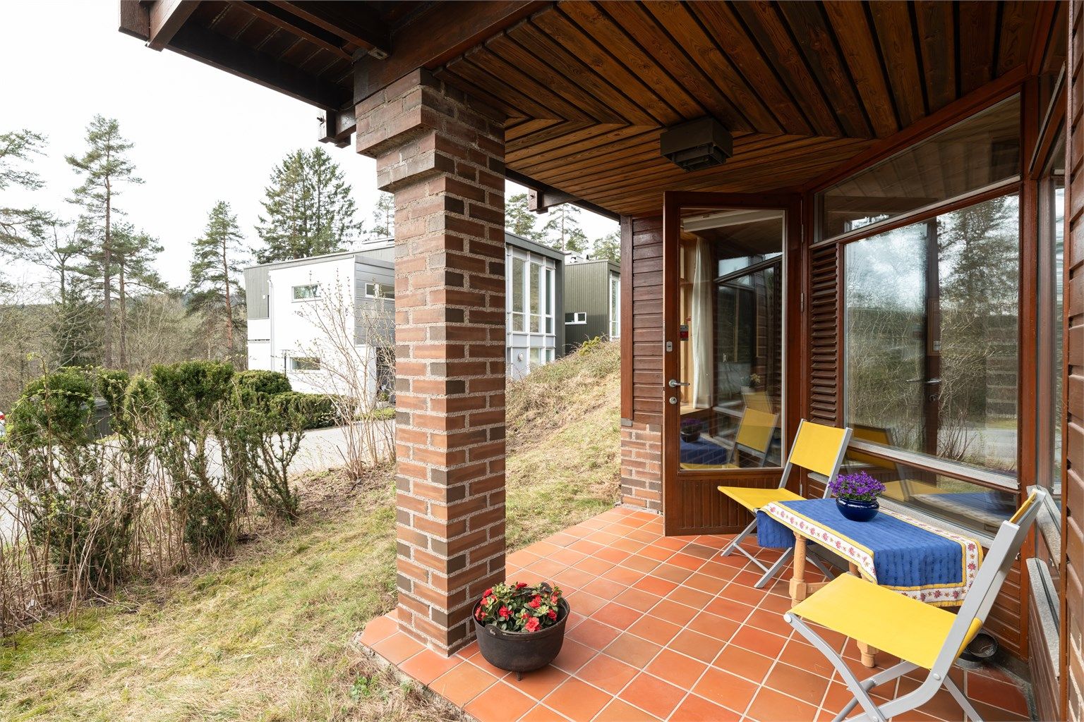 Flislagt terrasse i kjeller som også har fine solforhold på dagtid.