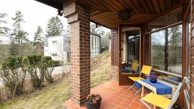 Flislagt terrasse i kjeller som også har fine solforhold på dagtid.