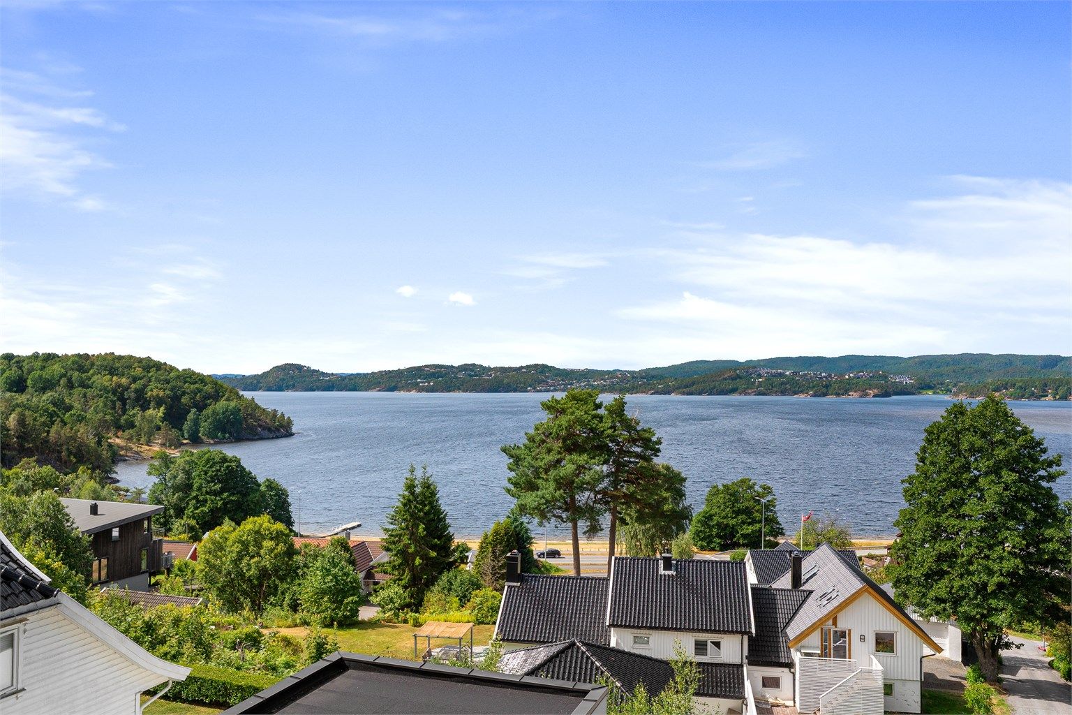 Nydelig utsikt mot Hamresanden og Topdalsfjorden.