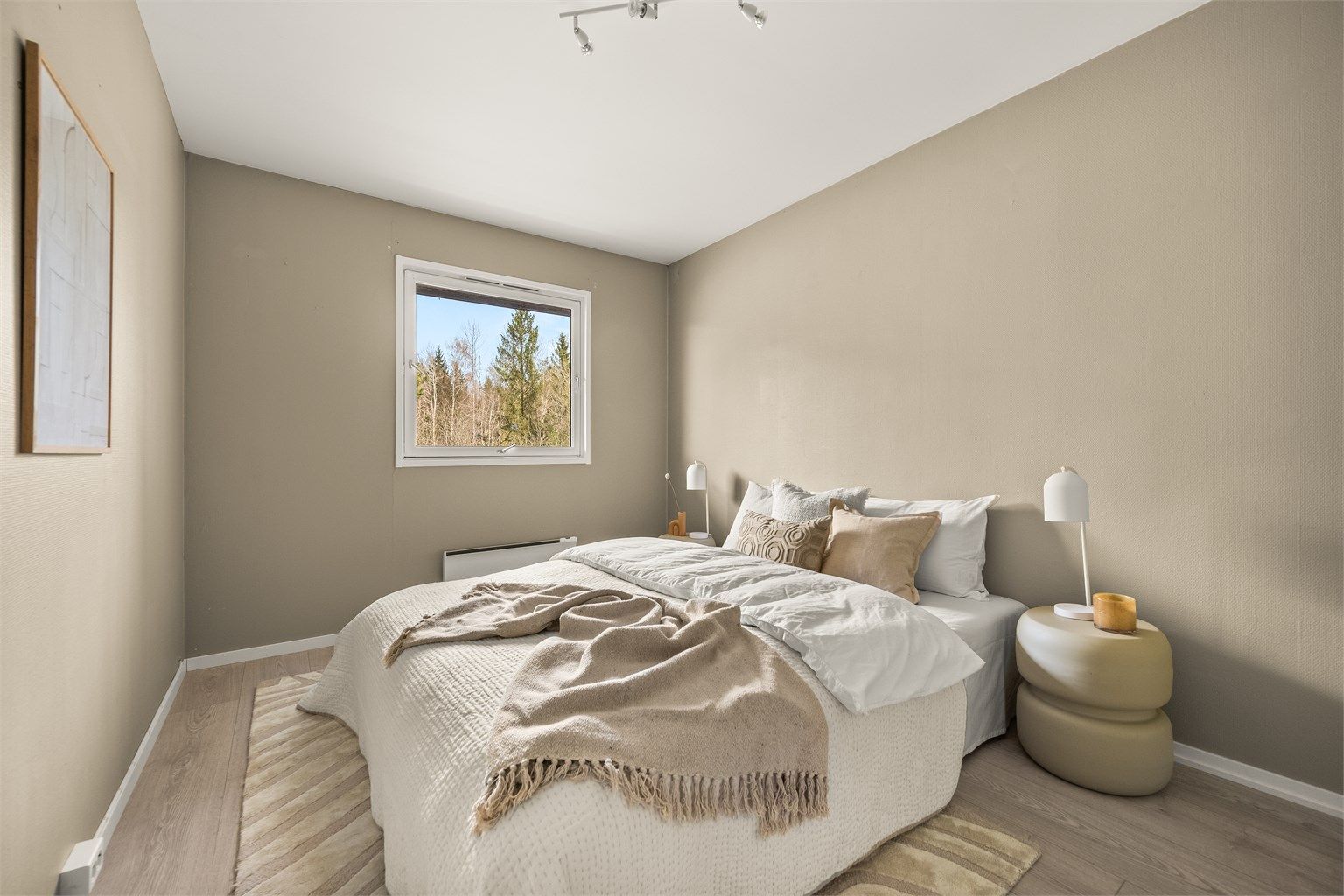 Hovedsoverommet har god plass til dobbeltseng og tilhørende møblement.