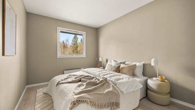 Hovedsoverommet har god plass til dobbeltseng og tilhørende møblement.