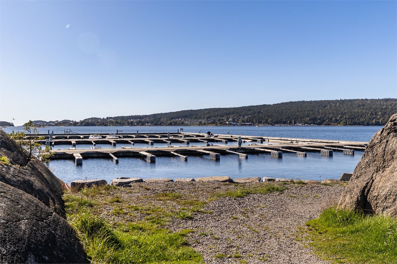 Det medfølger en tinglyst rett til 3 meter bred båtplass i felles bryggeanlegg.