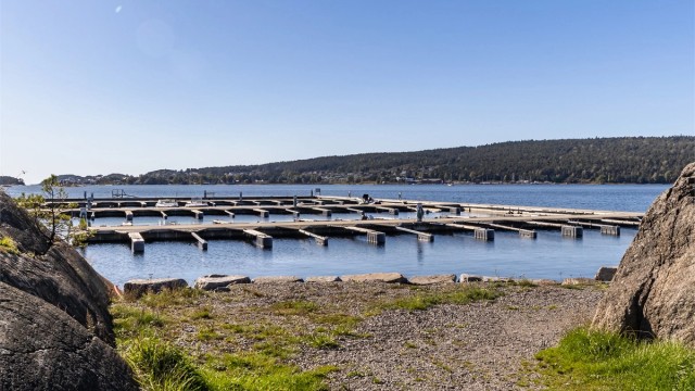Det medfølger en tinglyst rett til 3 meter bred båtplass i felles bryggeanlegg.