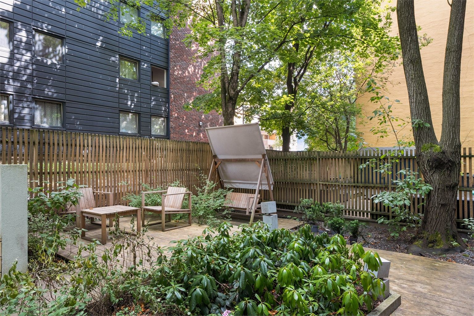 Sameiet har en idyllisk opparbeidet bakgård, et herlig sted å nyte late sommerdager rett utenfor døren. 