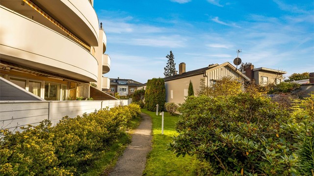 Sameiet er veldrevet. Tomten er opparbeidet med beplantning og plen.