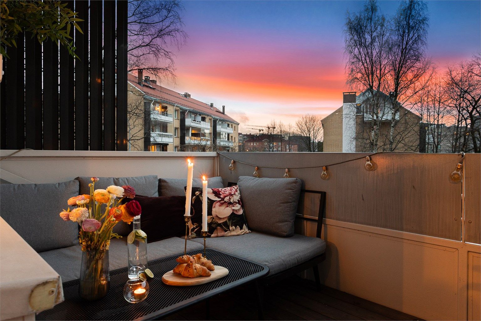 Boligen er en attraktiv 2-roms i 2. etasje med god planløsning og behagelige fargevalg. Leiligheten har en svært attraktiv og sentral beliggenhet i populære Hovin borettslag. 