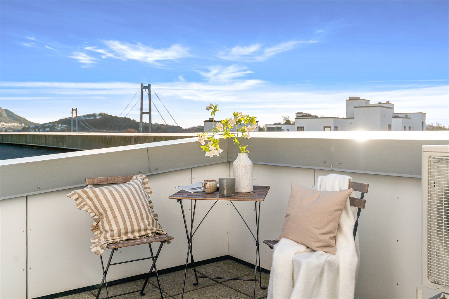 - Her kan man nyte solfylte dager -