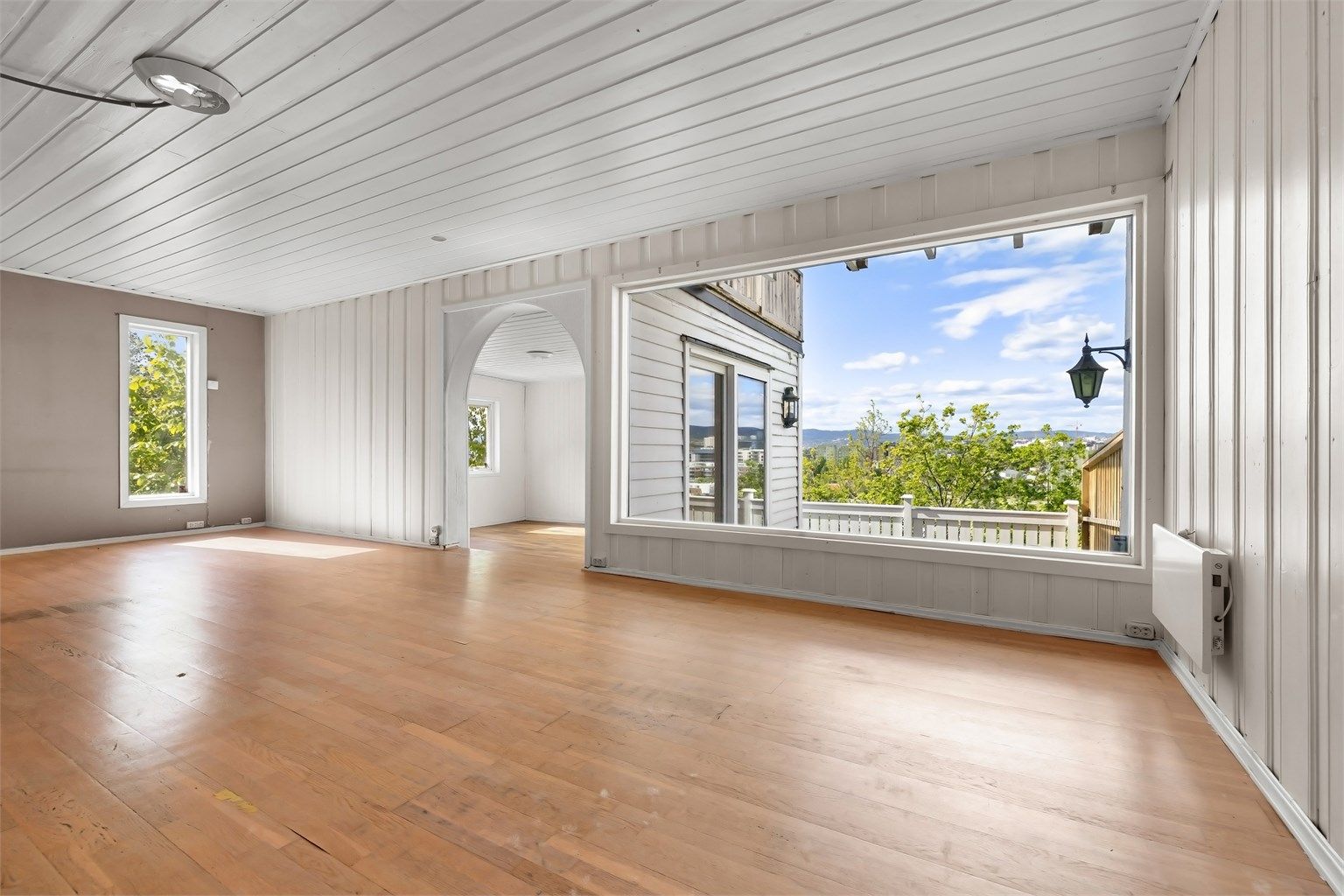 Lys og luftig stue med store vindusflater og en herlig utsikt! Ingen innsyn