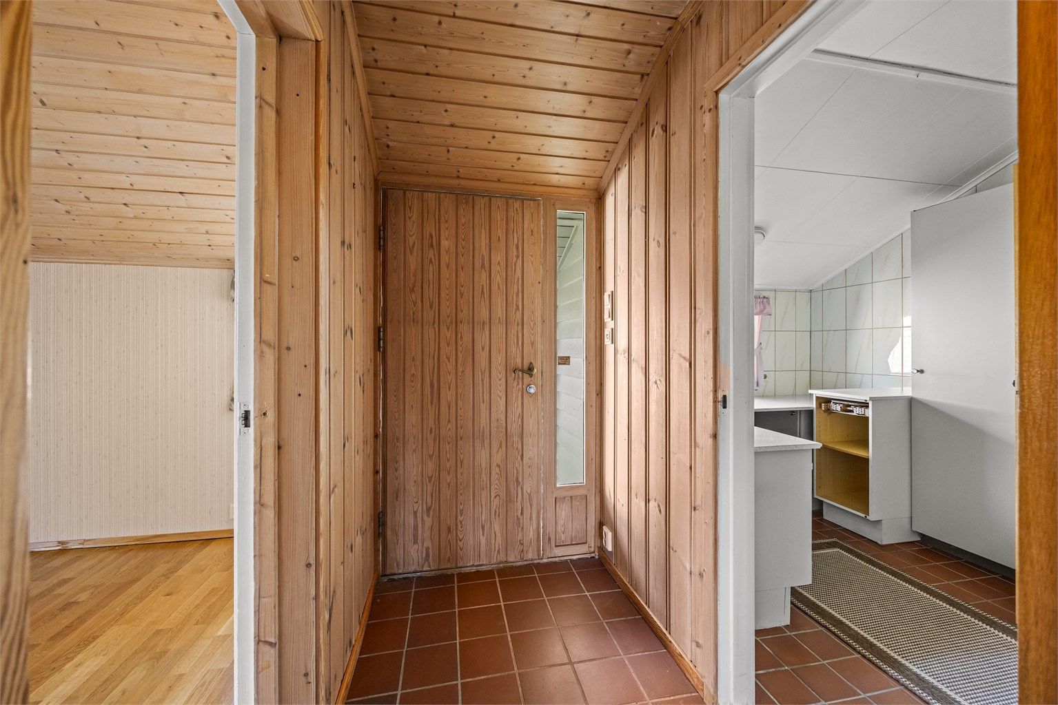 Gang i første etasje med adkomst til vaskerom og soverom.