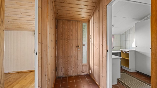 Gang i første etasje med adkomst til vaskerom og soverom.