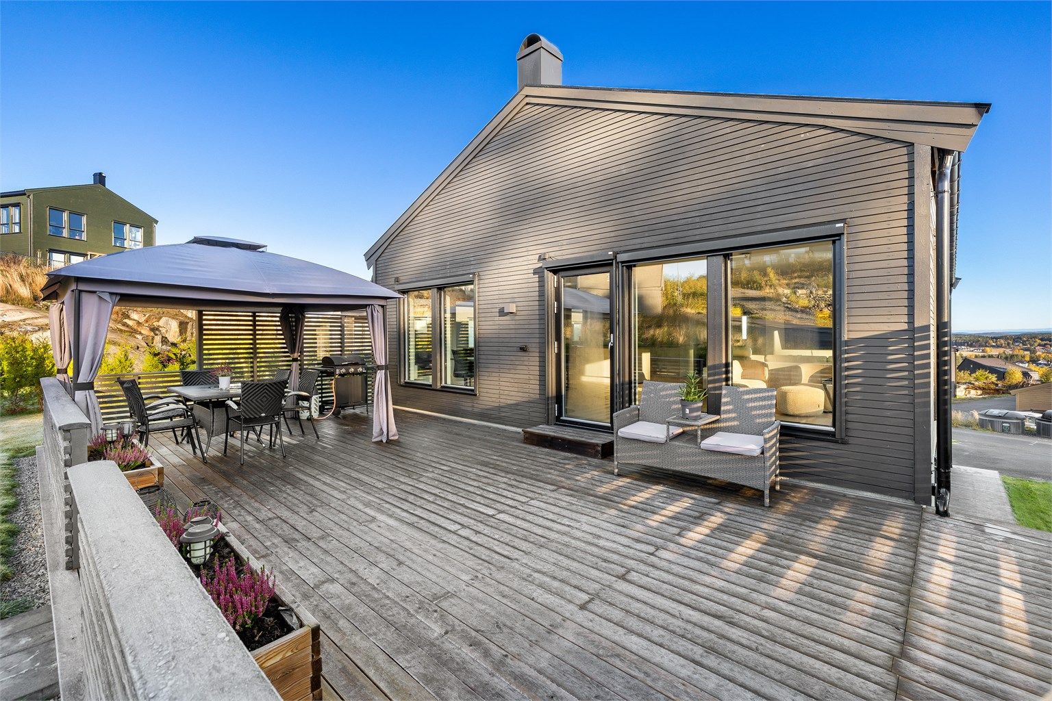 Stor terrasse med utgang fra stuen og god plass til utemøbler.