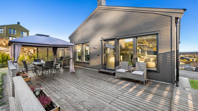 Stor terrasse med utgang fra stuen og god plass til utemøbler.