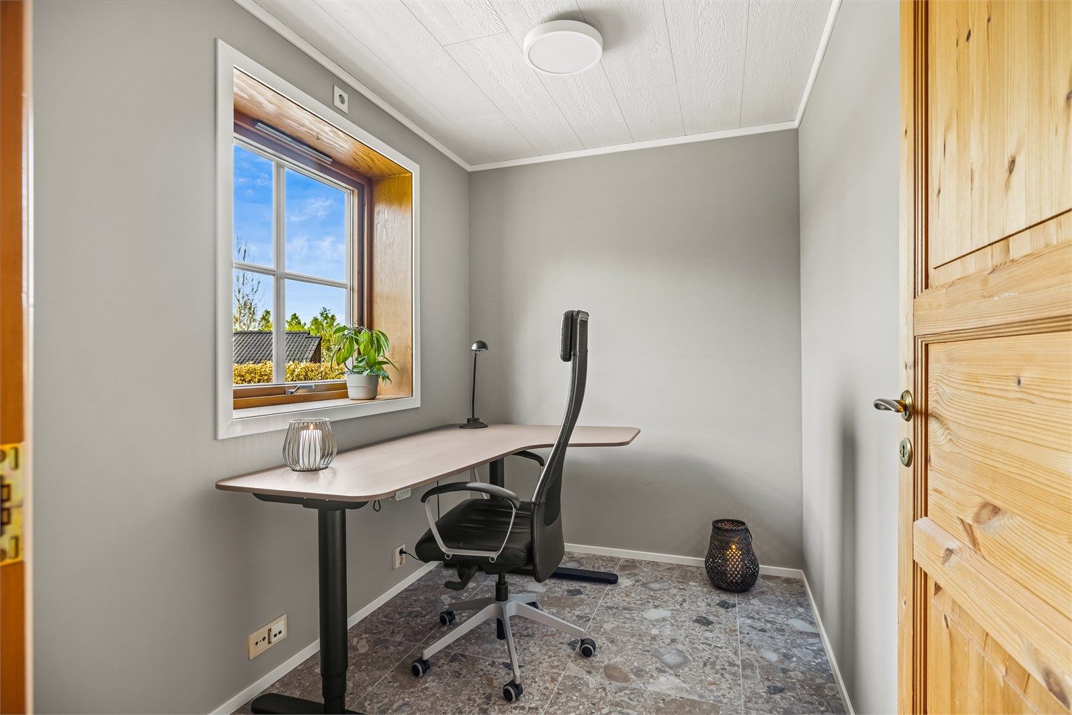 Praktisk kontor eller arbeidsrom med gulvvarme.