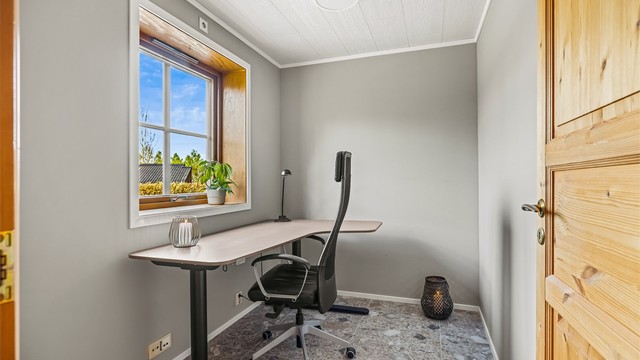 Praktisk kontor eller arbeidsrom med gulvvarme.