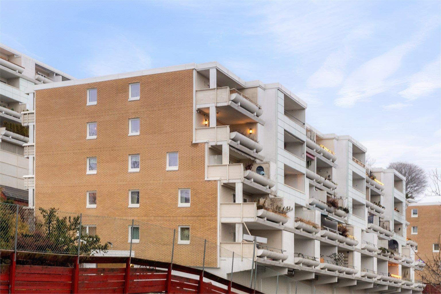 Boligen har en attraktiv beliggenhet i et hyggelig boligområde i Sandvika/Hamang