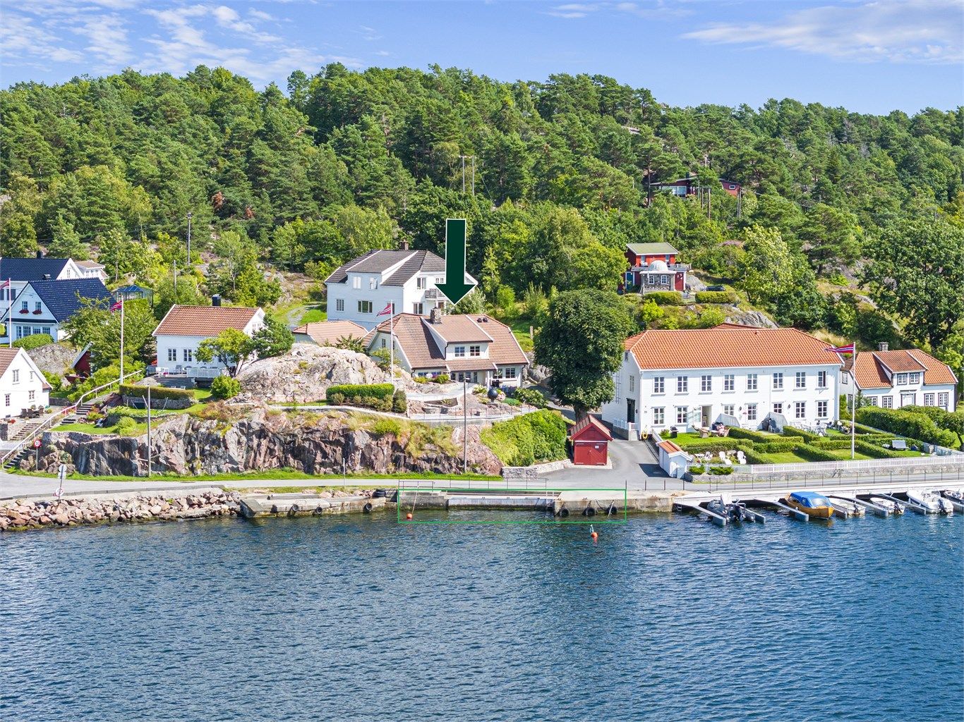 Grensene til strandlinjen/tilhørende brygge kan ses i grønt