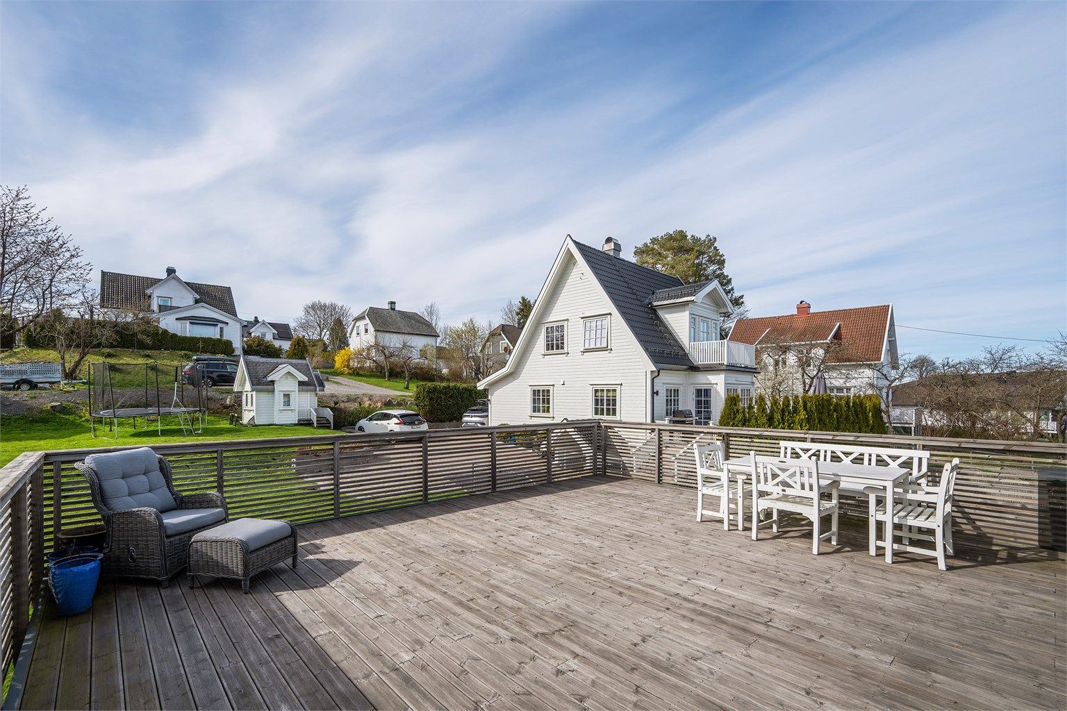 Hovedetasjen åpner opp mot en fantastisk, vestvendt takterrasse på 54 m². En sosial sone med rikelig plass for både lounge og spiseplass.