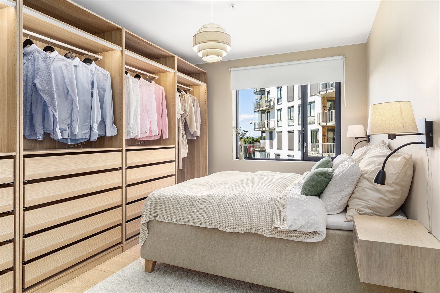 Åpen garderobe i serien Pax fra IKEA holder klærne organisert og lett tilgjengelig.