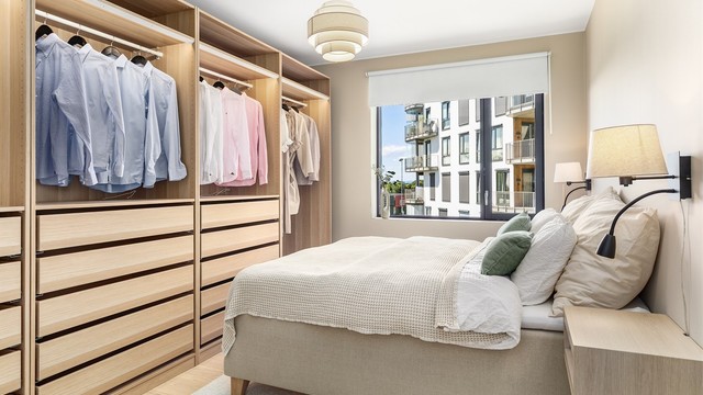 Åpen garderobe i serien Pax fra IKEA holder klærne organisert og lett tilgjengelig.
