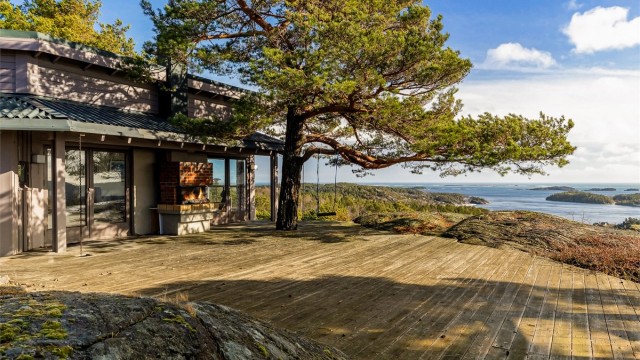 TERRASSELIV: Romslig terrasse hvor hyttelivet nytes med utsikt mot den vakre skjærgården.