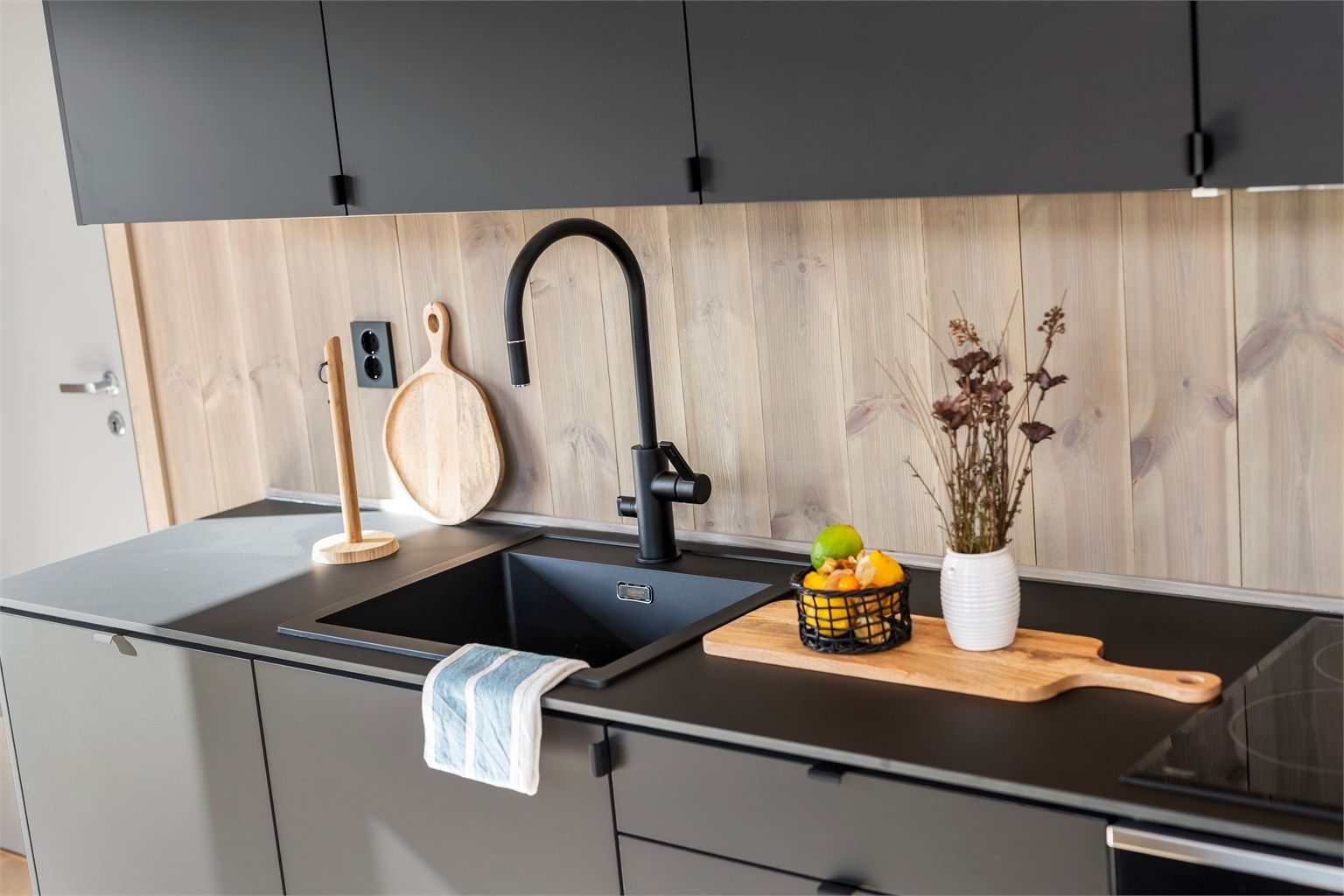 Innredningen har integrerte hvitevarer, komposittvask og design armatur fra Tapwell.