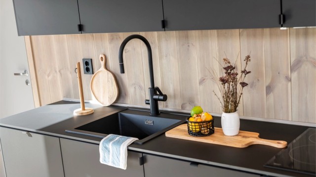 Innredningen har integrerte hvitevarer, komposittvask og design armatur fra Tapwell.