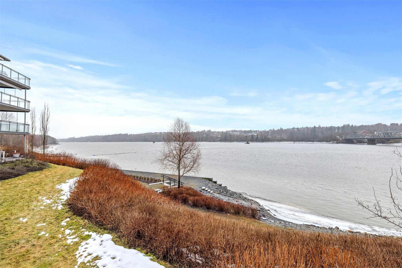 Eiendommen ligger i umiddelbar nærhet til Glomma med fine tur- og rekreasjonsmuligheter.