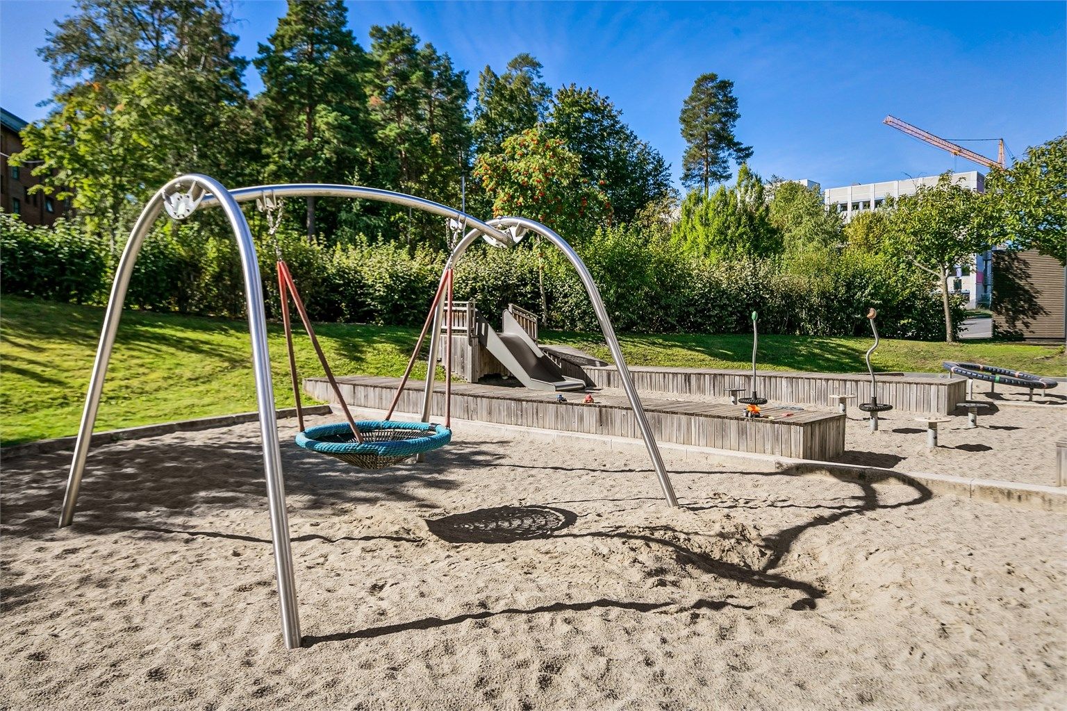 Flott opparbeidet lekeplass i umiddelbar nærhet, skjermet for biltrafikk.