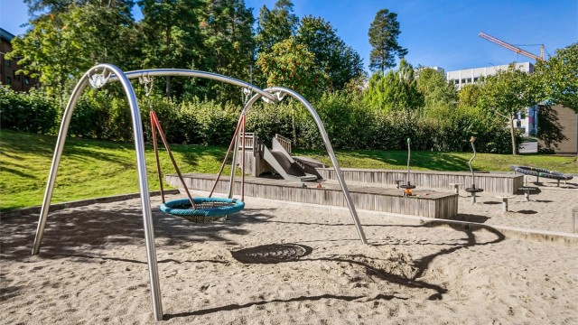 Flott opparbeidet lekeplass i umiddelbar nærhet, skjermet for biltrafikk.