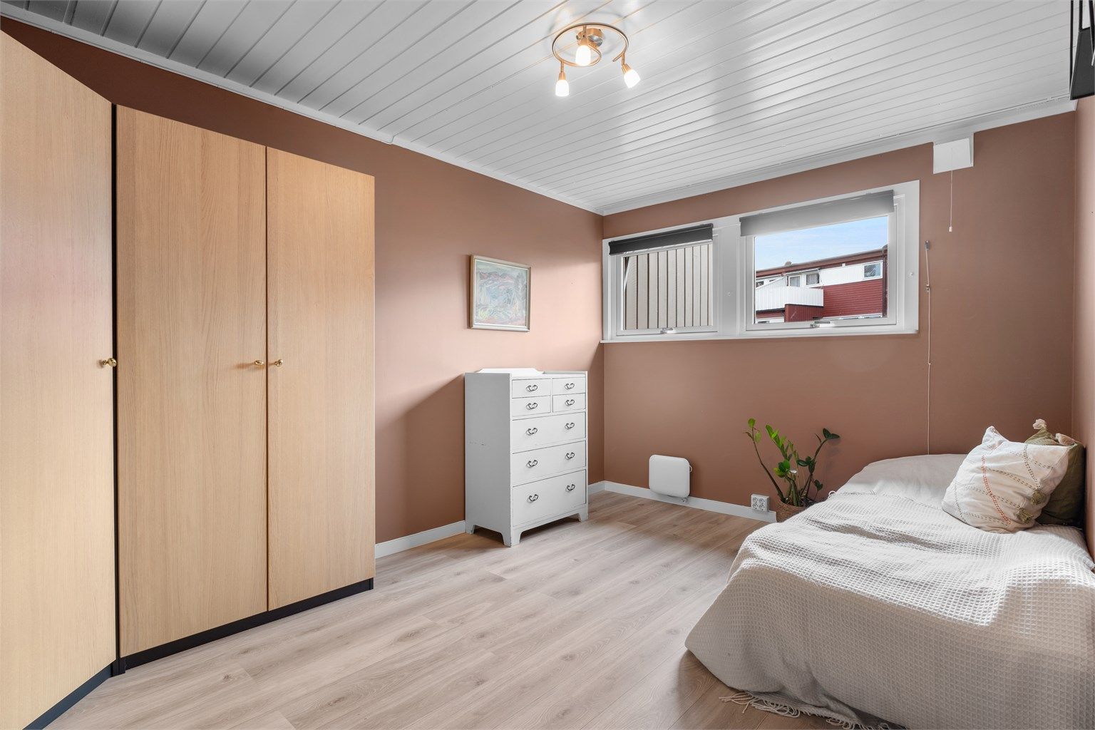 Soverom lll - Her er det god plass til seng, pult eller annet ønskelig møblement.