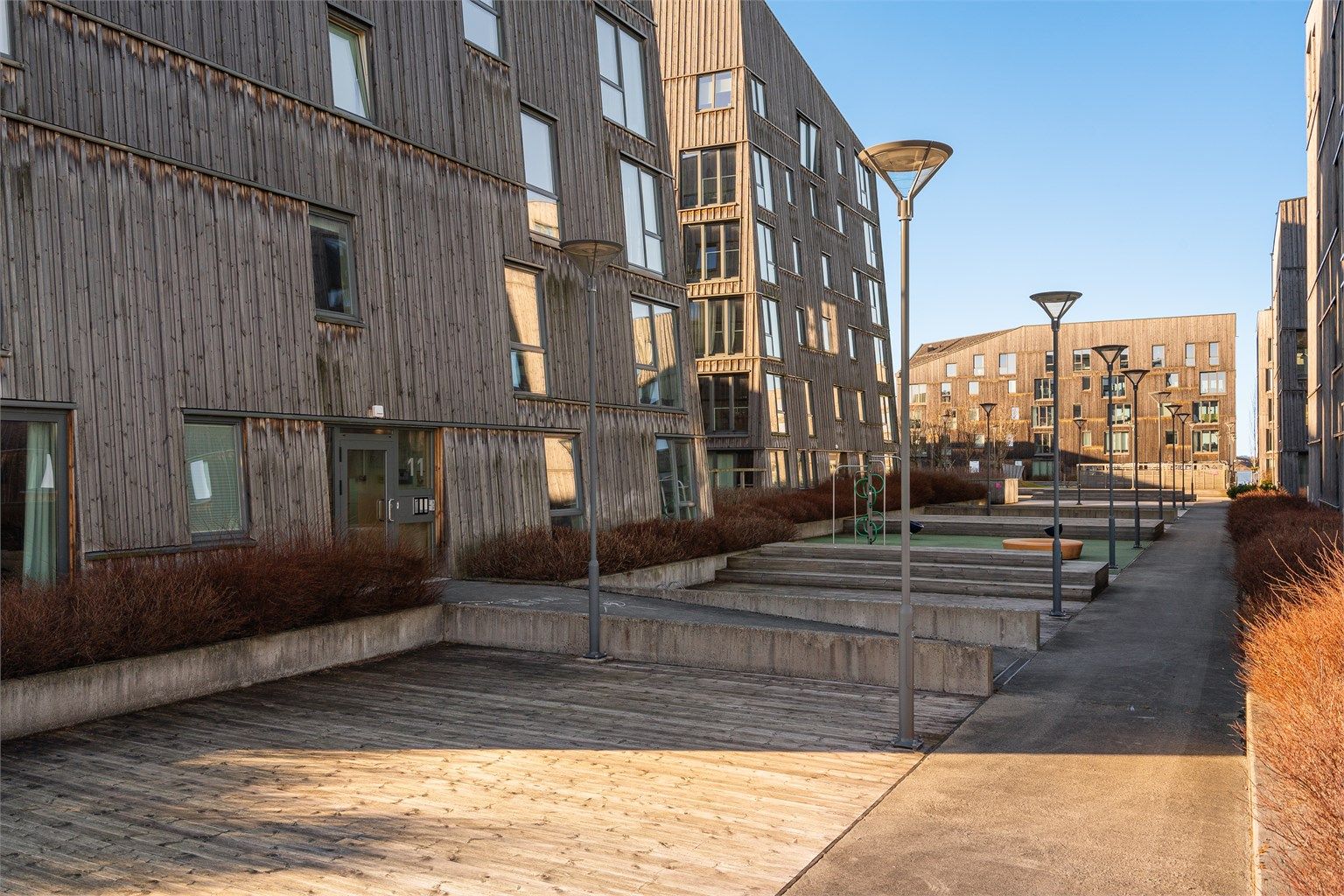 Det er enkel adkomst til leiligheten via heis i bygget, direkte fra garasjeanlegg eller via atrium. Det er trappefri adkomst og lett for alle. 