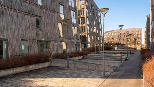 Det er enkel adkomst til leiligheten via heis i bygget, direkte fra garasjeanlegg eller via atrium. Det er trappefri adkomst og lett for alle.