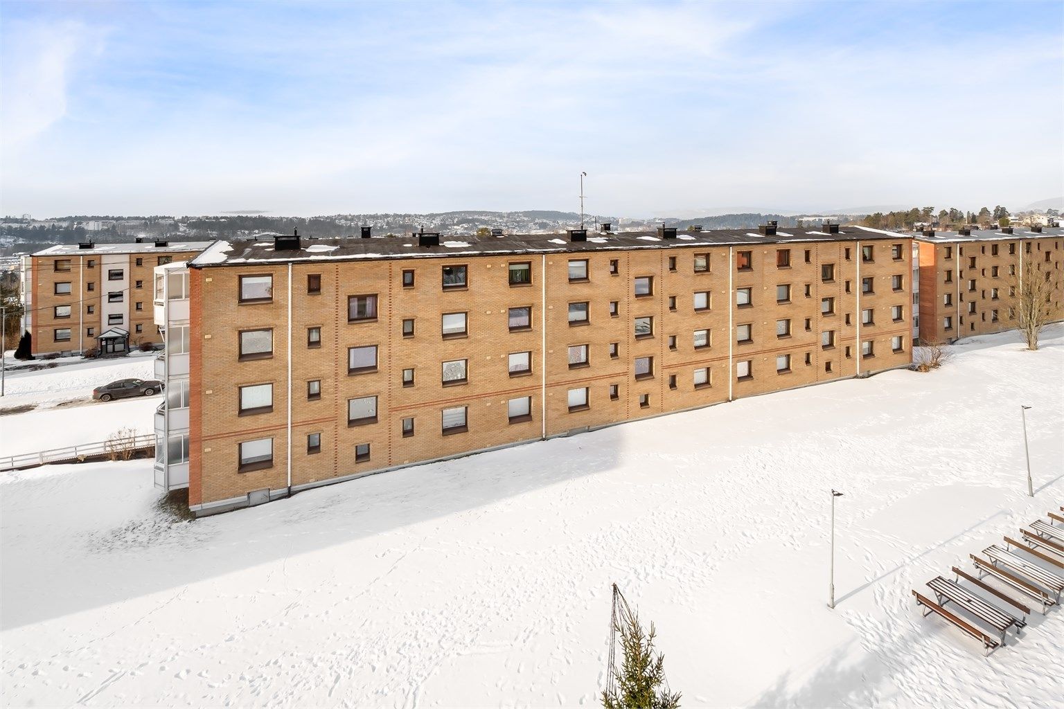 Fra balkongen har du utsyn mot nærområdet og mot vest. 
Bygget er fra 1955 og har solide fasader i teglstein.