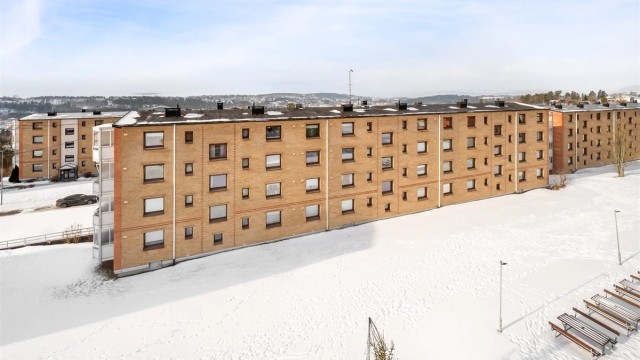 Fra balkongen har du utsyn mot nærområdet og mot vest.
Bygget er fra 1955 og har solide fasader i teglstein.