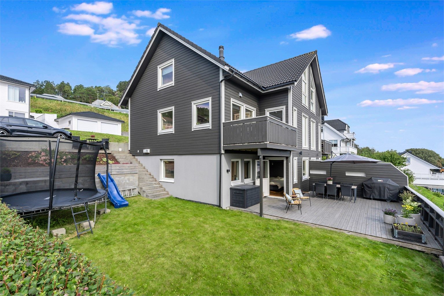 Fasade mot sydvest. Stor markterrasse og skjermet hage