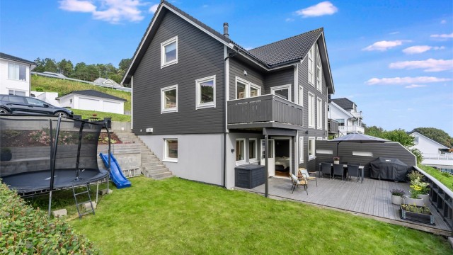 Fasade mot sydvest. Stor markterrasse og skjermet hage