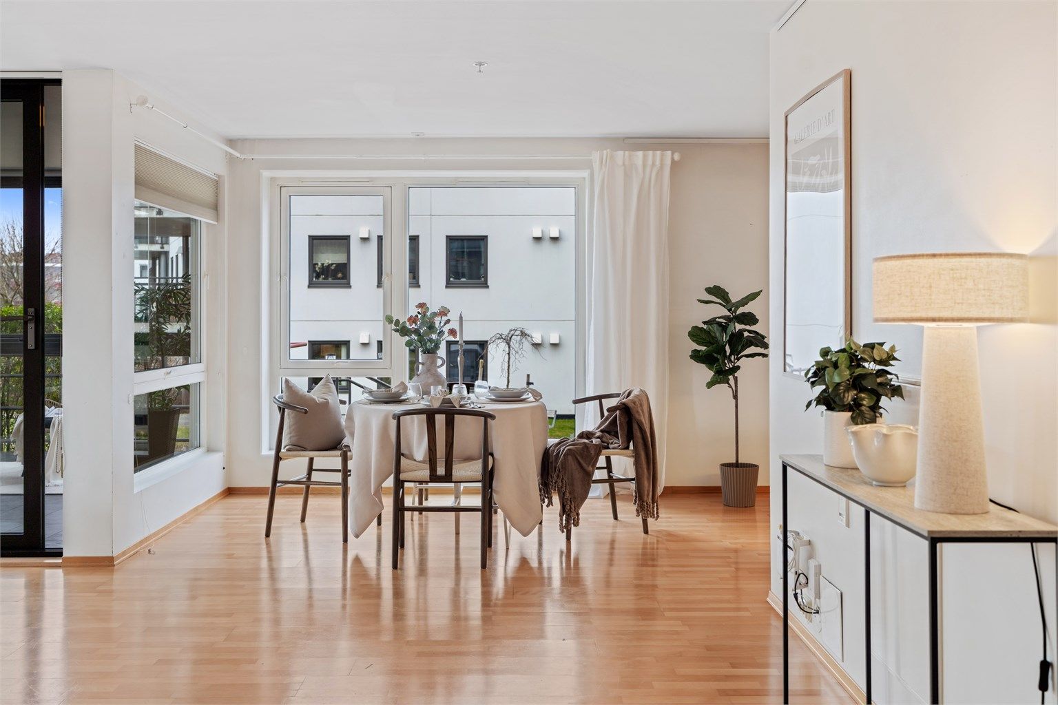 Stuen har store vindusflater som gir gode lysforhold.