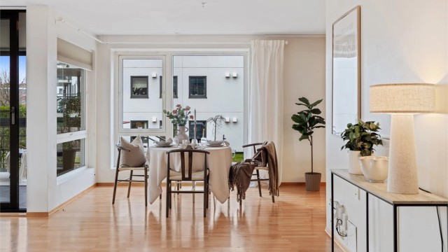 Stuen har store vindusflater som gir gode lysforhold.