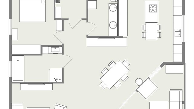 Hovedplanet på 102 m² har en åpen løsning mellom stue og kjøkken med utgang til innglasset veranda. To soverom, bad, bod og vaskerom.
