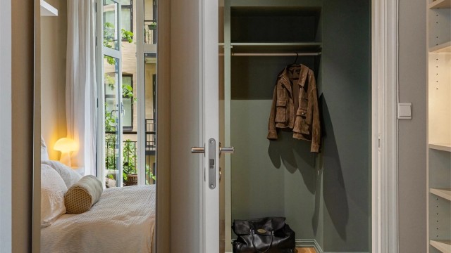 Rommet vender mot den stille bakgården, skjermet fra gatestøy.