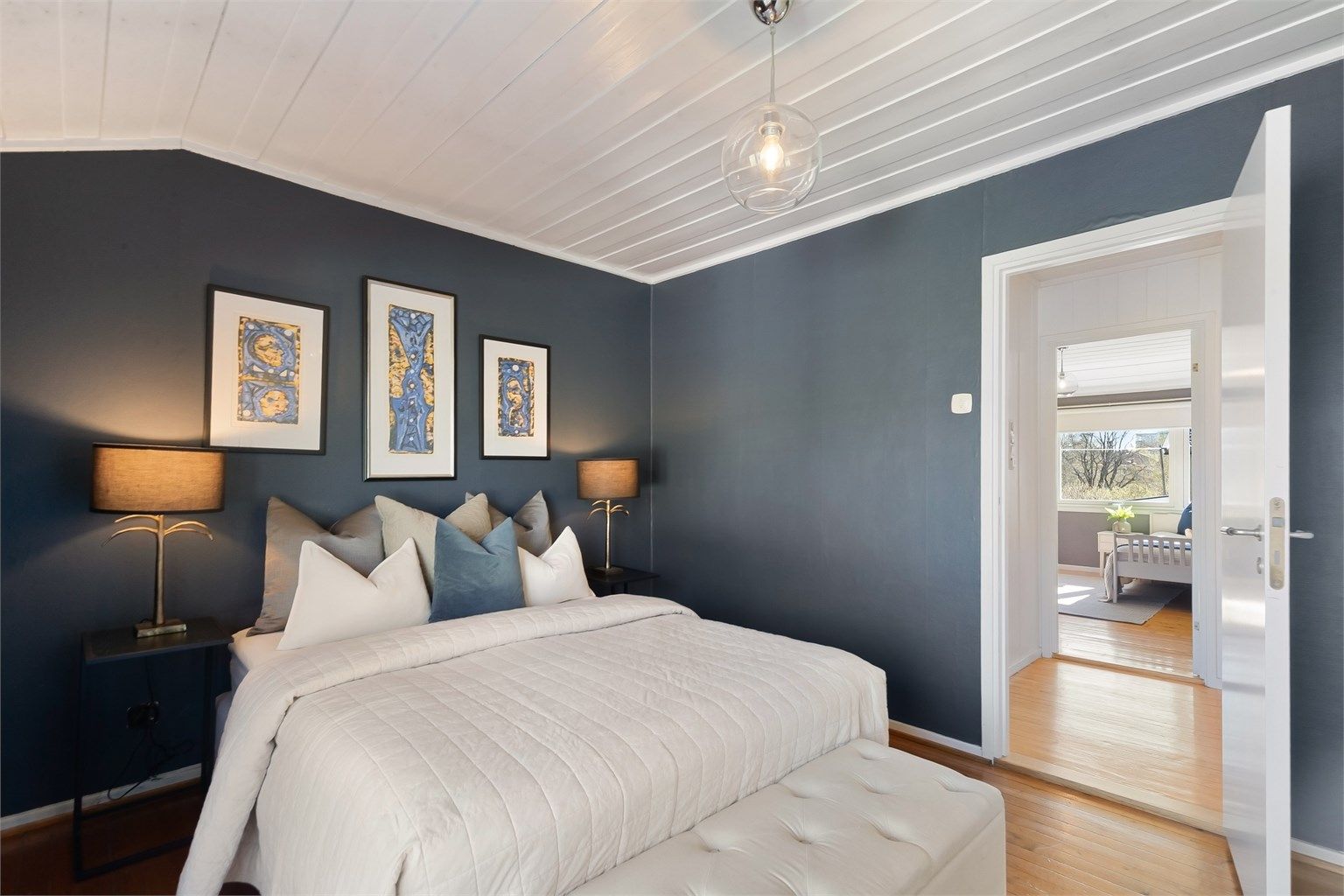 Fra hovedsoverommet er det inngang til gangen som leder videre til de andre rommene i etasjen.