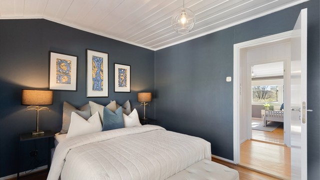 Fra hovedsoverommet er det inngang til gangen som leder videre til de andre rommene i etasjen.