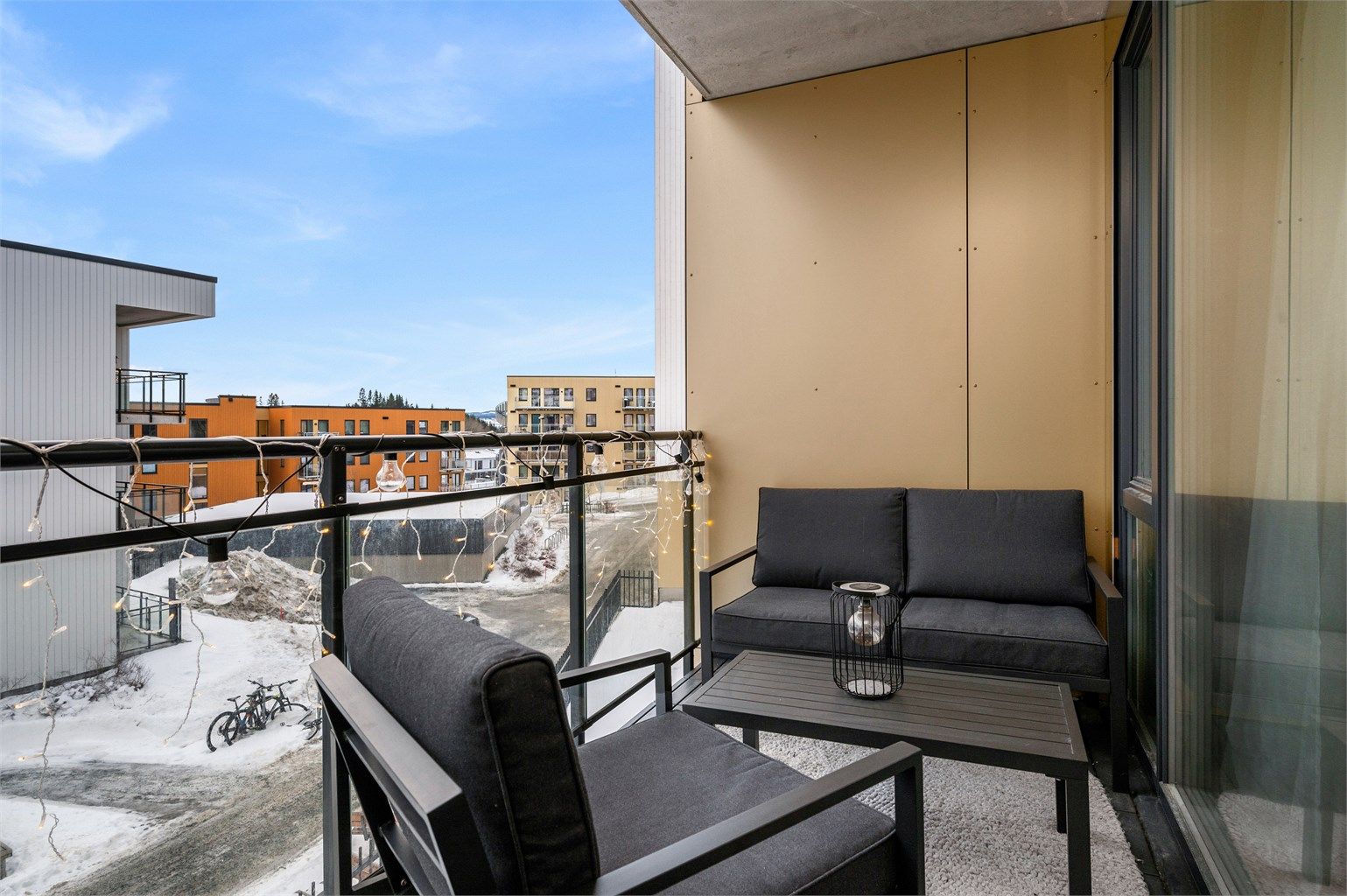 Fra stuen har man direkte utgang til en overbygd balkong med gode møbleringsmuligheter. 