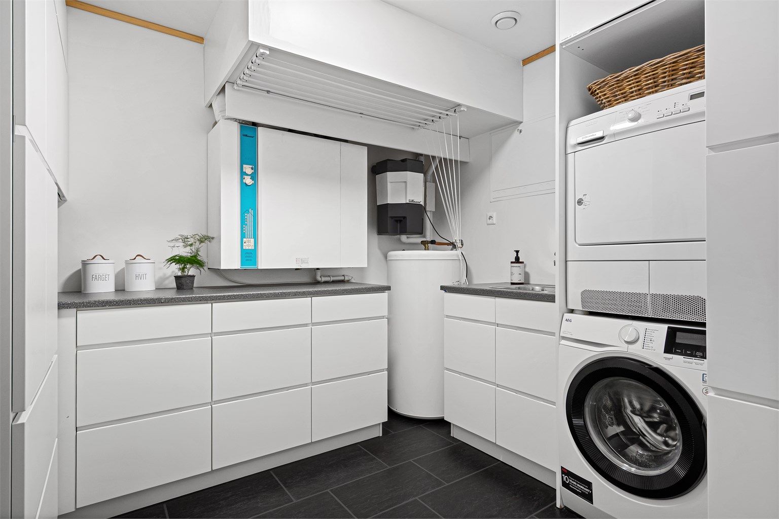 Pent og funksjonelt vaskerom med god plass til vask, tørk og oppbevaring.
